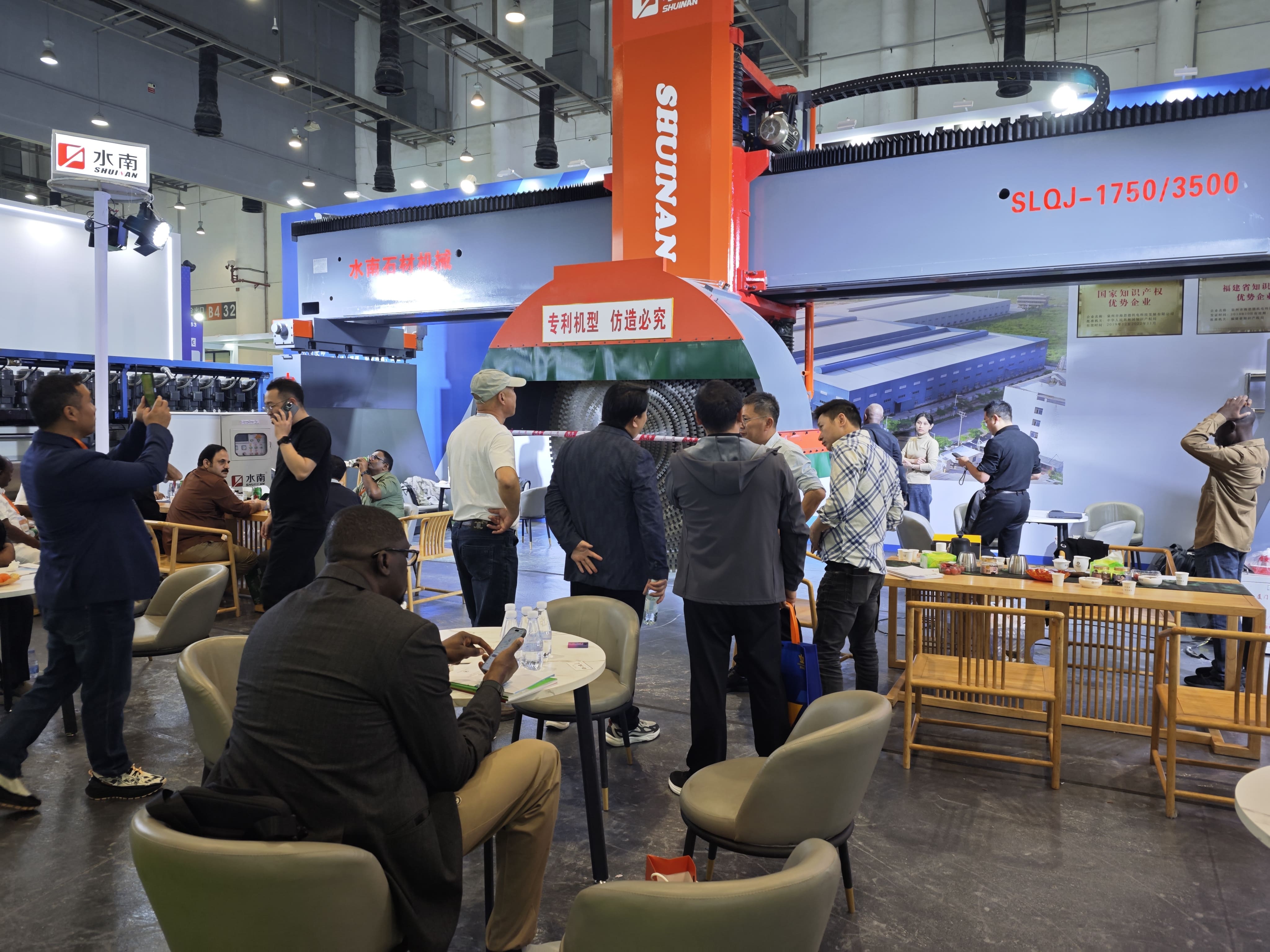 Shuinan Machinery team discussing with customers at Xiamen Stone Fair 2026