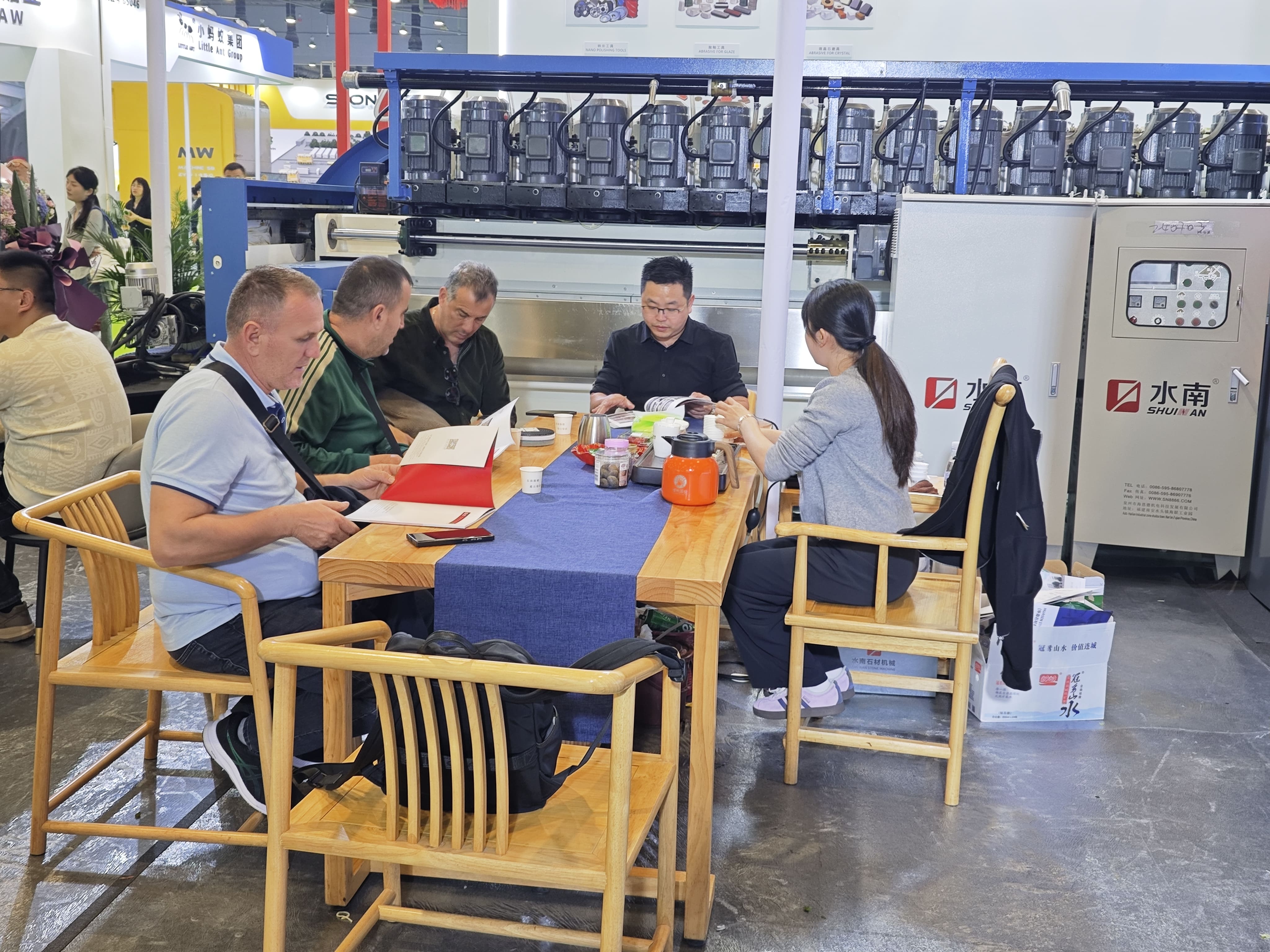 Shuinan Machinery team discussing with customers at Xiamen Stone Fair 2026