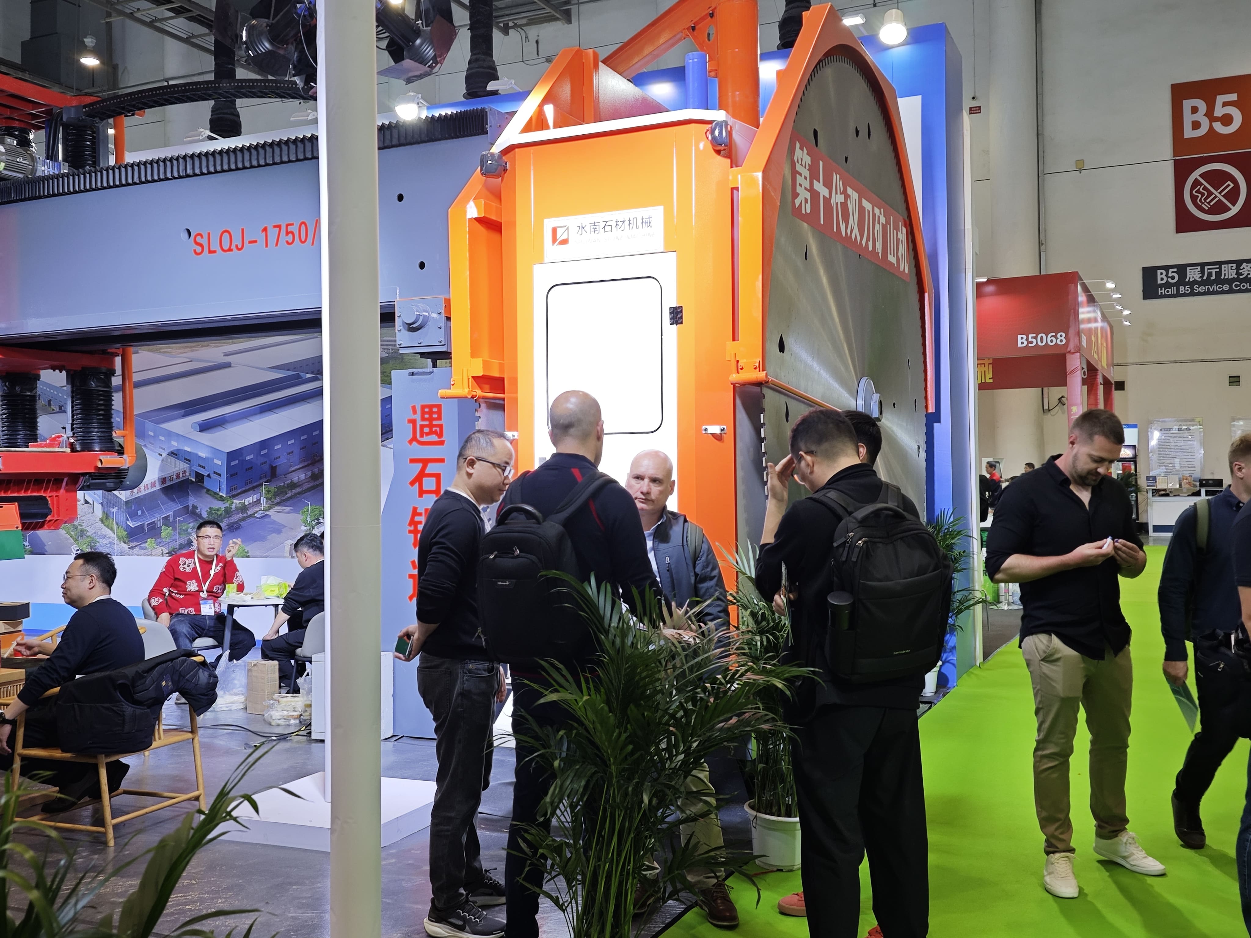 Shuinan Machinery team discussing with customers at Xiamen Stone Fair 2026