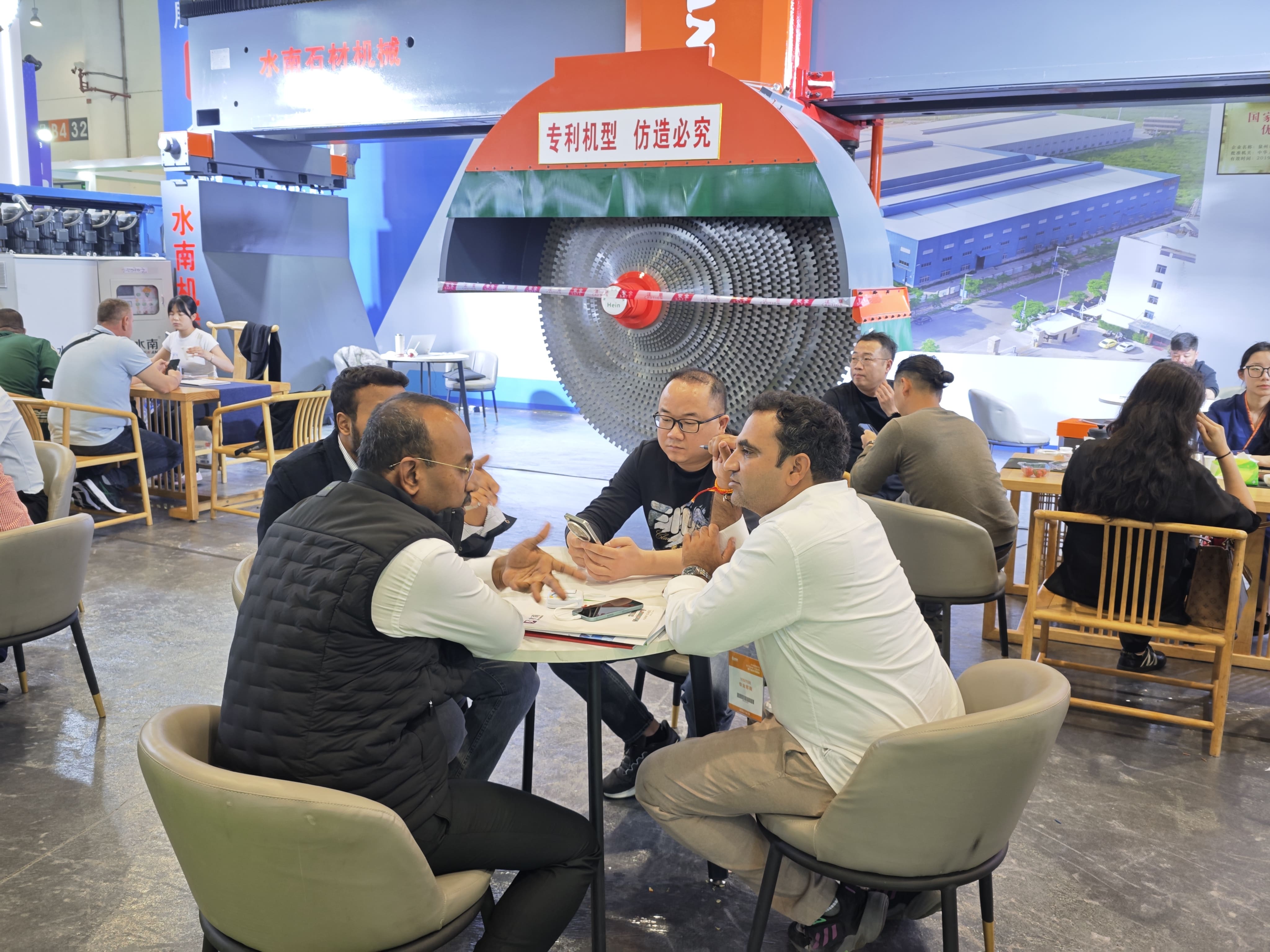 Shuinan Machinery team discussing with customers at Xiamen Stone Fair 2026