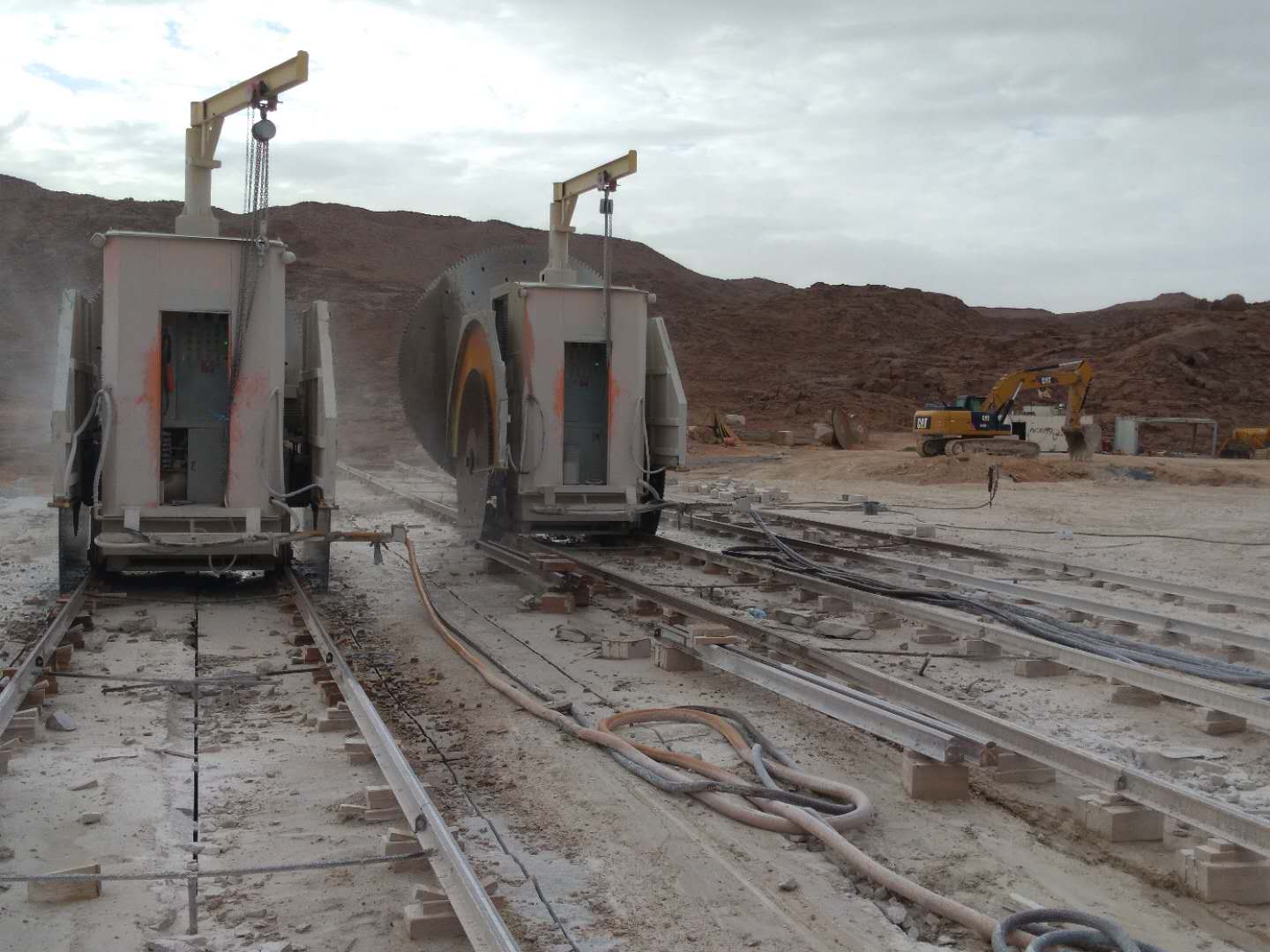Double Blade Quarry Machine cutting granite in quarry operation