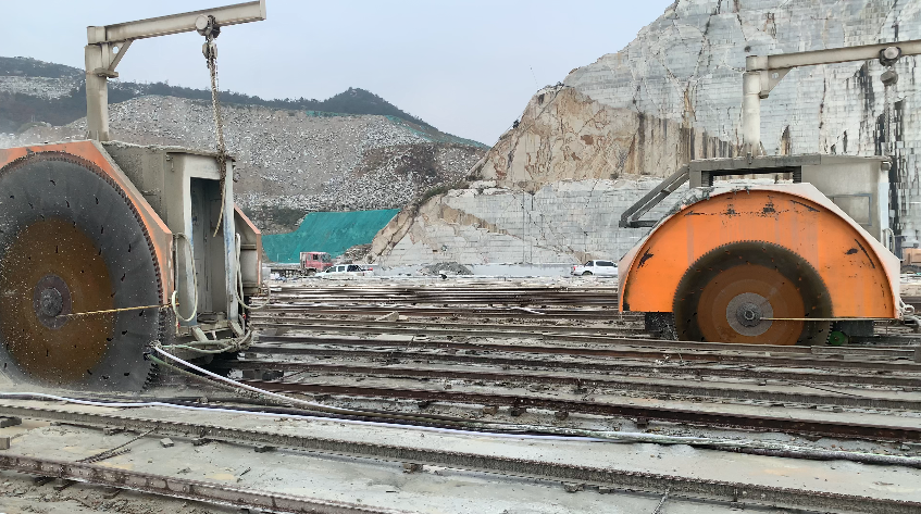 Shuinan YKZ stone mining machine cutting granite block in a quarry