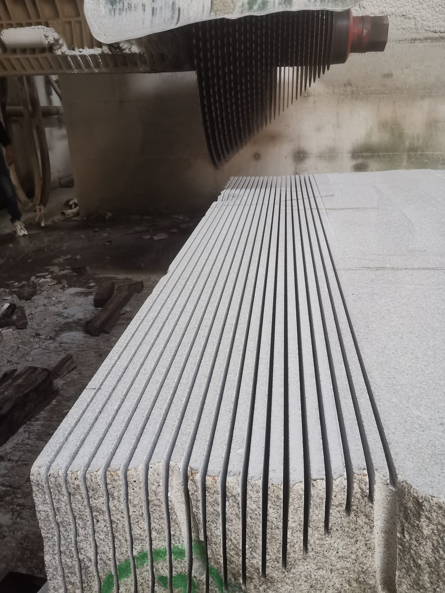 Flat and smooth stone block cutting result using Shuinan Machinery multi-blade bridge saw
