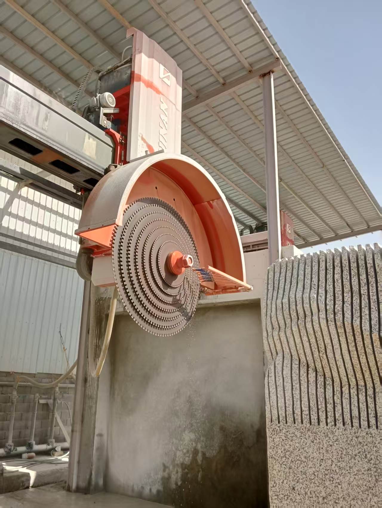 Shuinan Machinery’s multi-blade bridge cutting machine cutting stone blocks