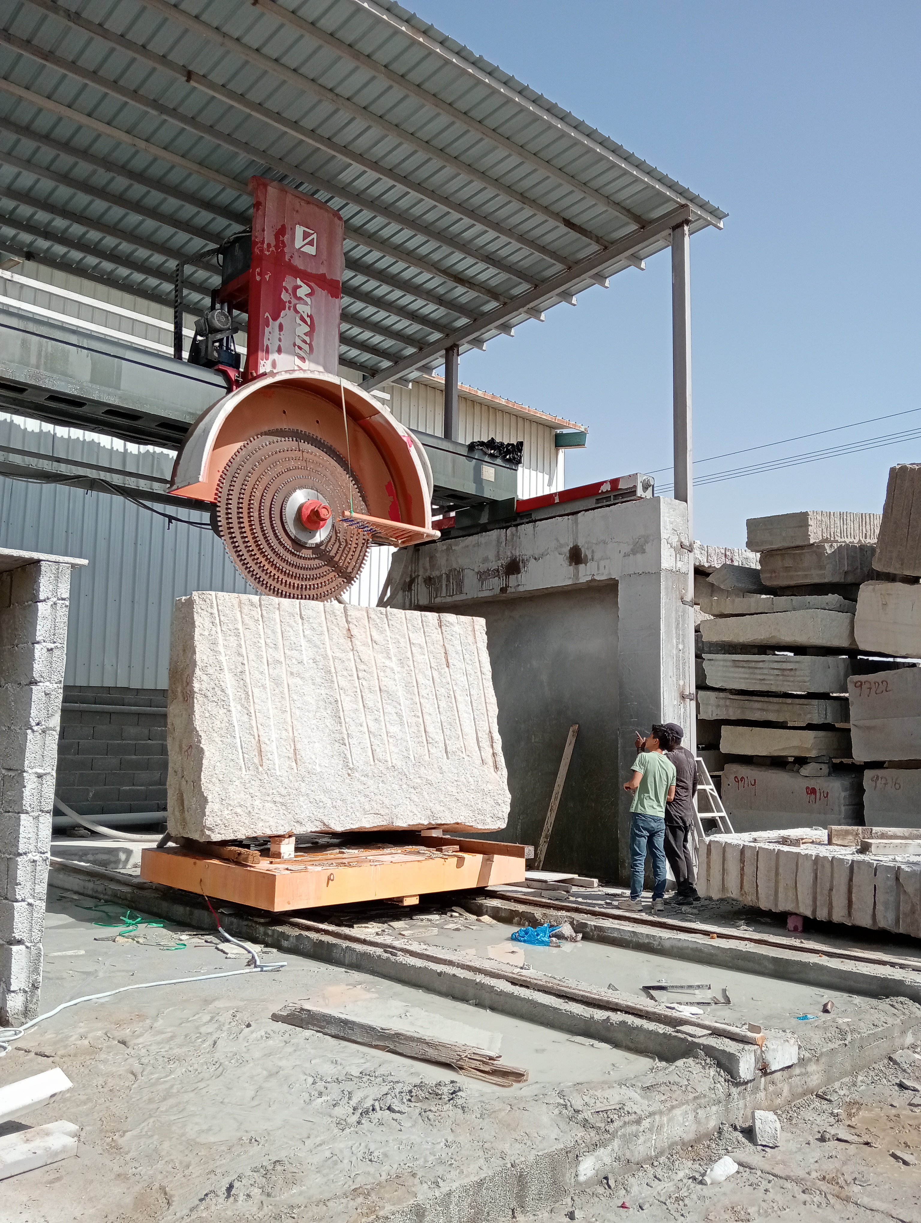 Shuinan Machinery’s multi-blade bridge cutting machine cutting stone blocks