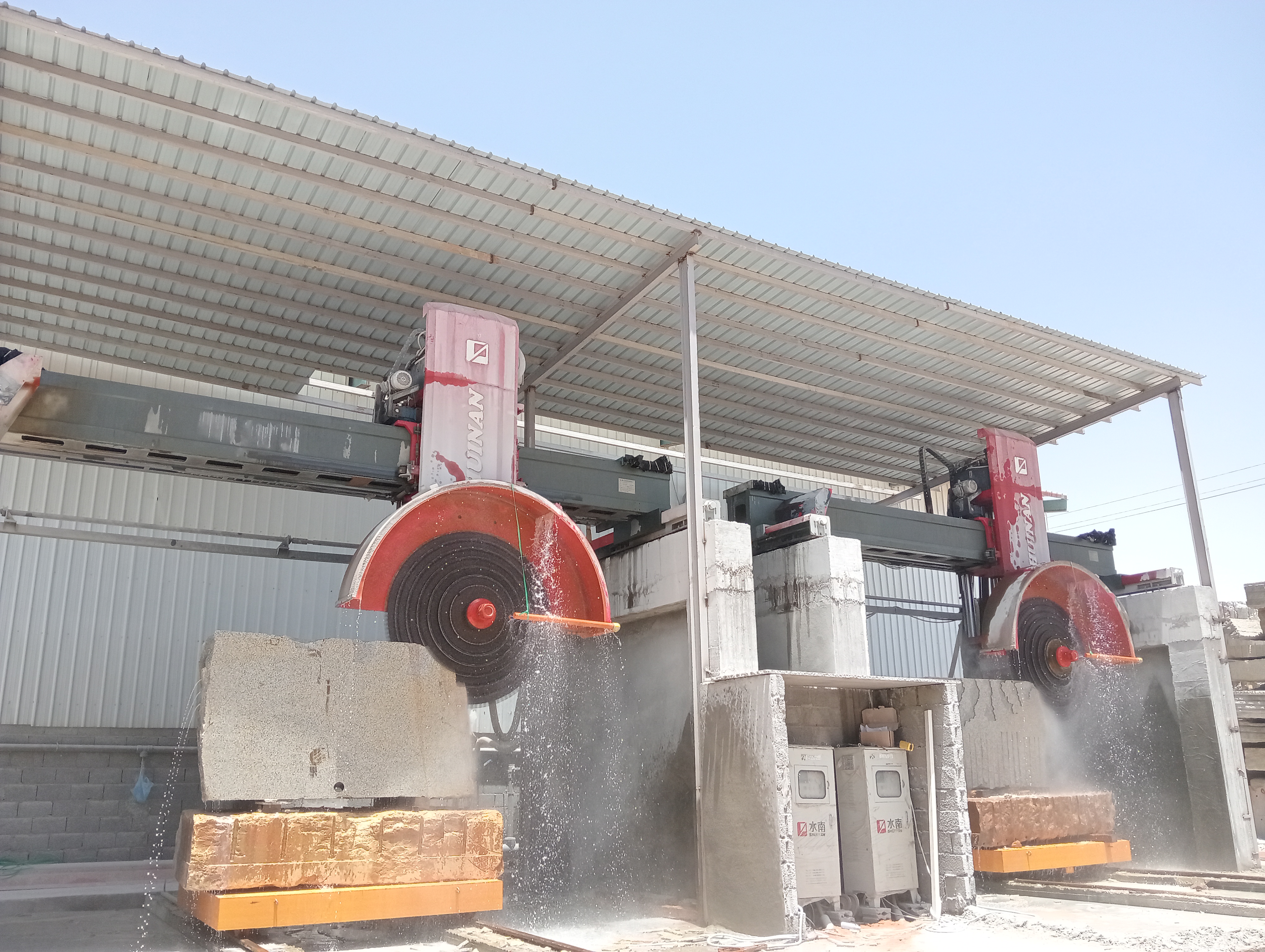 Shuinan Machinery multi-blade bridge stone cutting machine in operation