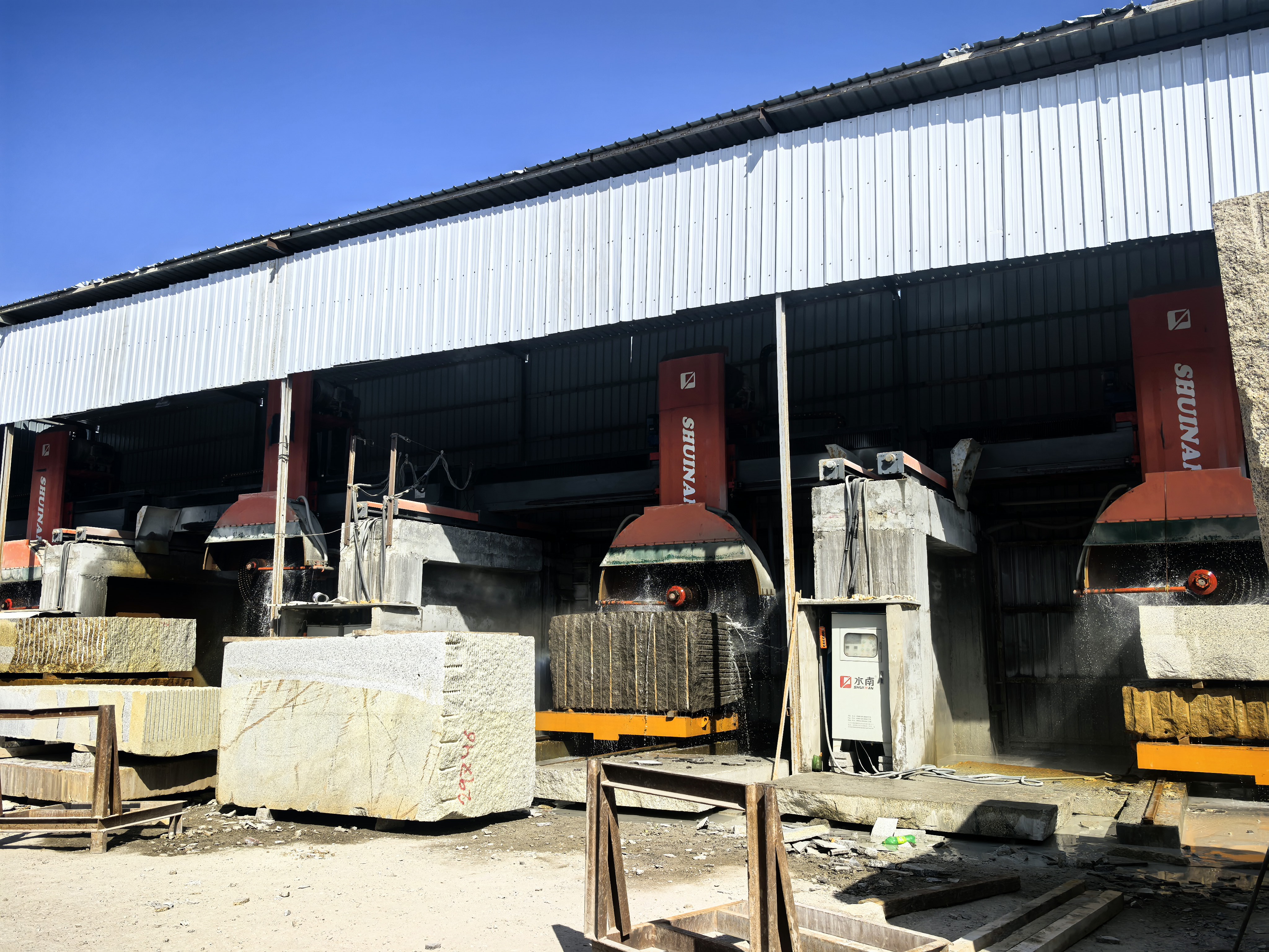 Shuinan Machinery multi-blade bridge stone cutting machine cutting stone blocks during operation