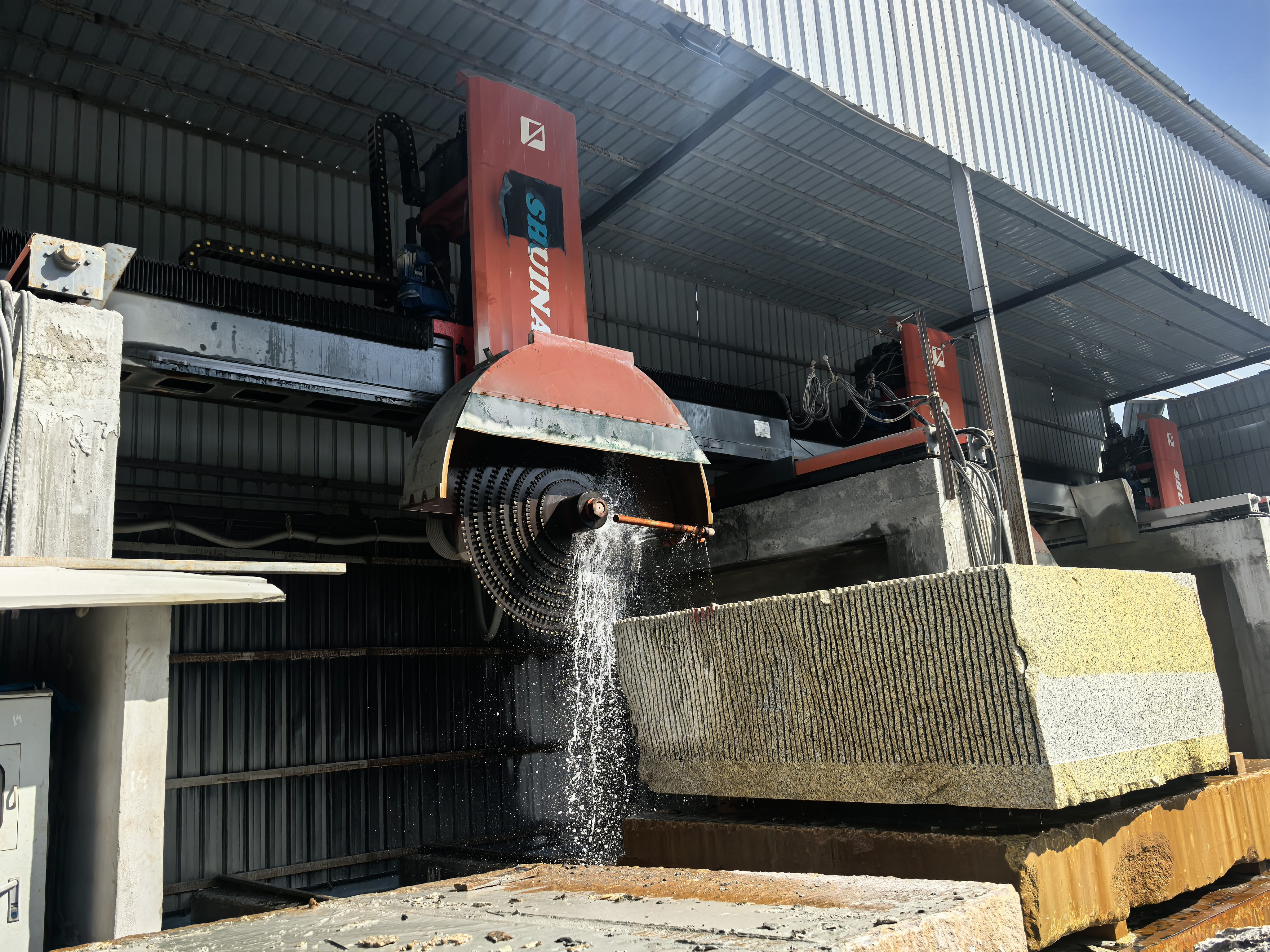 Flat stone slabs produced by Shuinan Machinery multi-blade bridge cutting machine