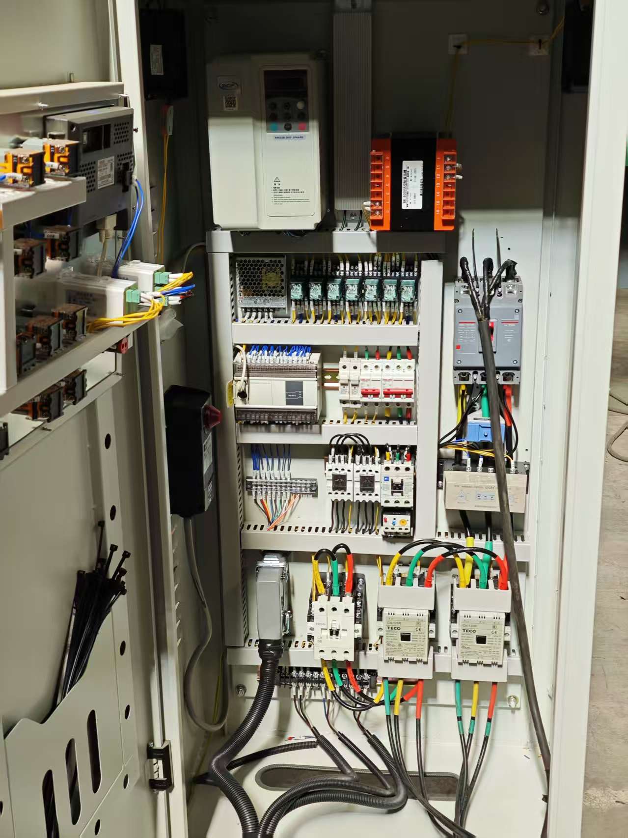 Electrical control cabinet interior with well-organized wiring in Shuinan Machinery stone cutting machine