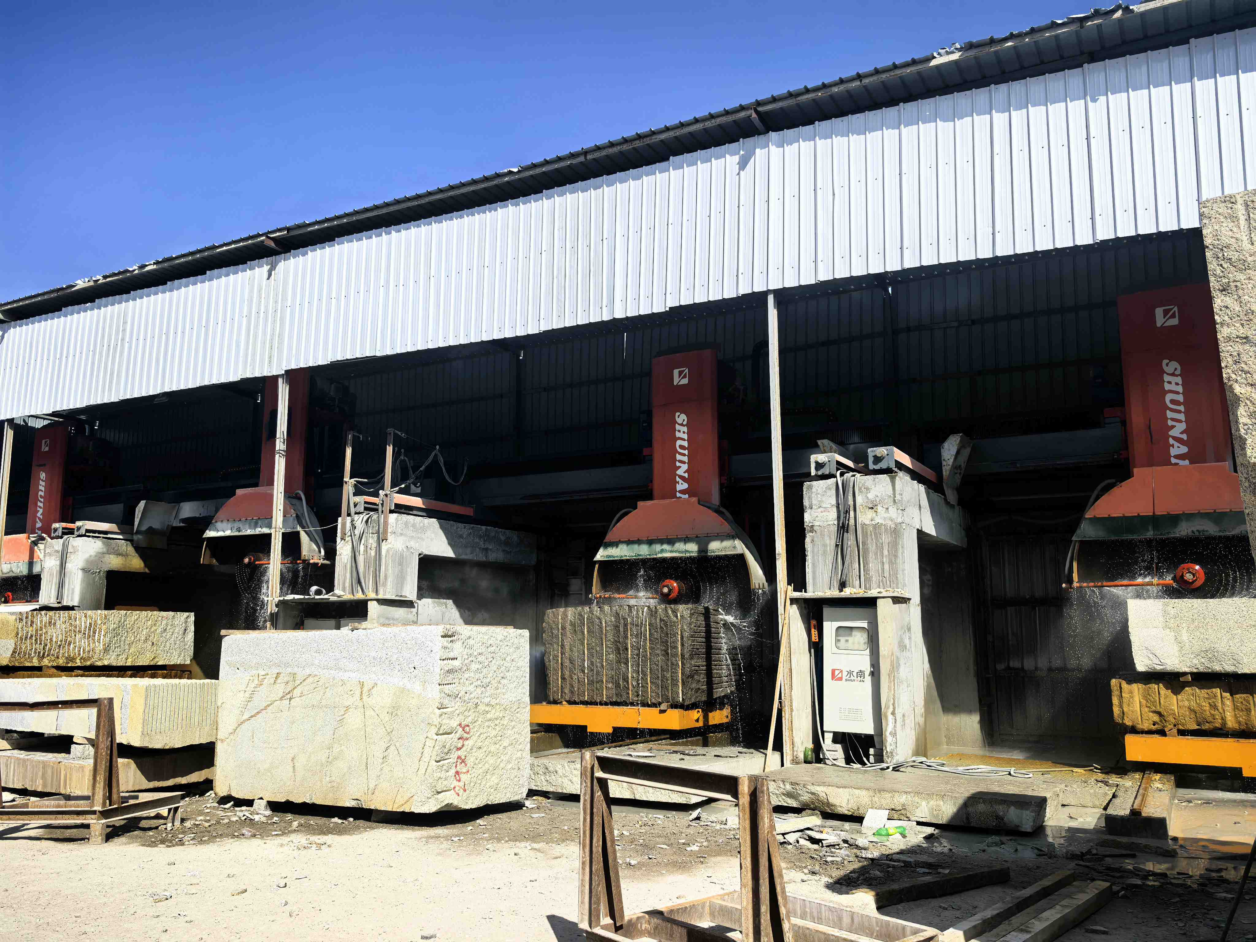 Shuinan Machinery multi-blade bridge stone cutting machine cutting stone blocks during operation